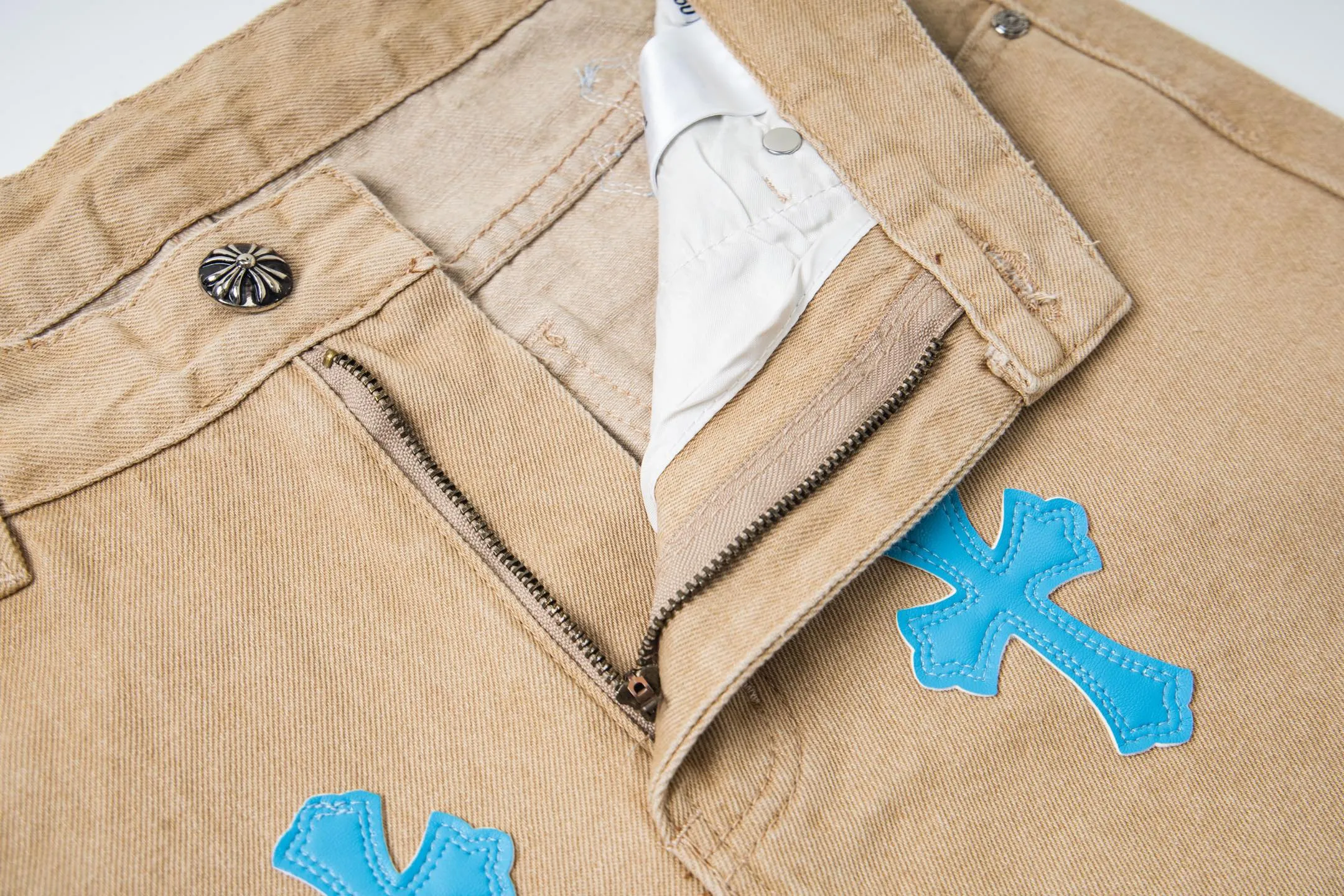 P240 Chrome Hearts 2025 New Light Blue Cross Leather Label Couple Washed Jeans This season’s hot item is sought after by countless celebrities and fashionistas. The neat details of the cutting process add color to the playful fashion! The neat and meticulous design, and the well-fitting structure is unique. The upper body not only has outstanding recognition, but also looks younger and younger. A style with the ultimate wearing meaning and performance, gorgeous color matching, and the craftsmanship of this style is also extremely extraordinary. After the finished product is washed, it is disassembled and hand-made with sheepskin cross leather and then spliced ​​together to complete. The whole piece has too many craftsmanship to describe. It is decorated with patchwork cross flowers and high-waisted washed jeans! ! Absolutely high-end luxury product, a god-level single product, a super popular product, made with top heavy industry, a magic weapon that cannot be missed. Style number: 1867# Size: 28 30 32 34 Color: khaki blue